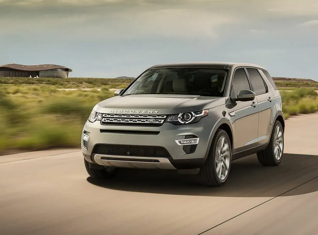 Szary Land Rover Discovery Sport na drodze. Nawet te auta mogą mieć awarie, ale ten wygląda na sprawnego.