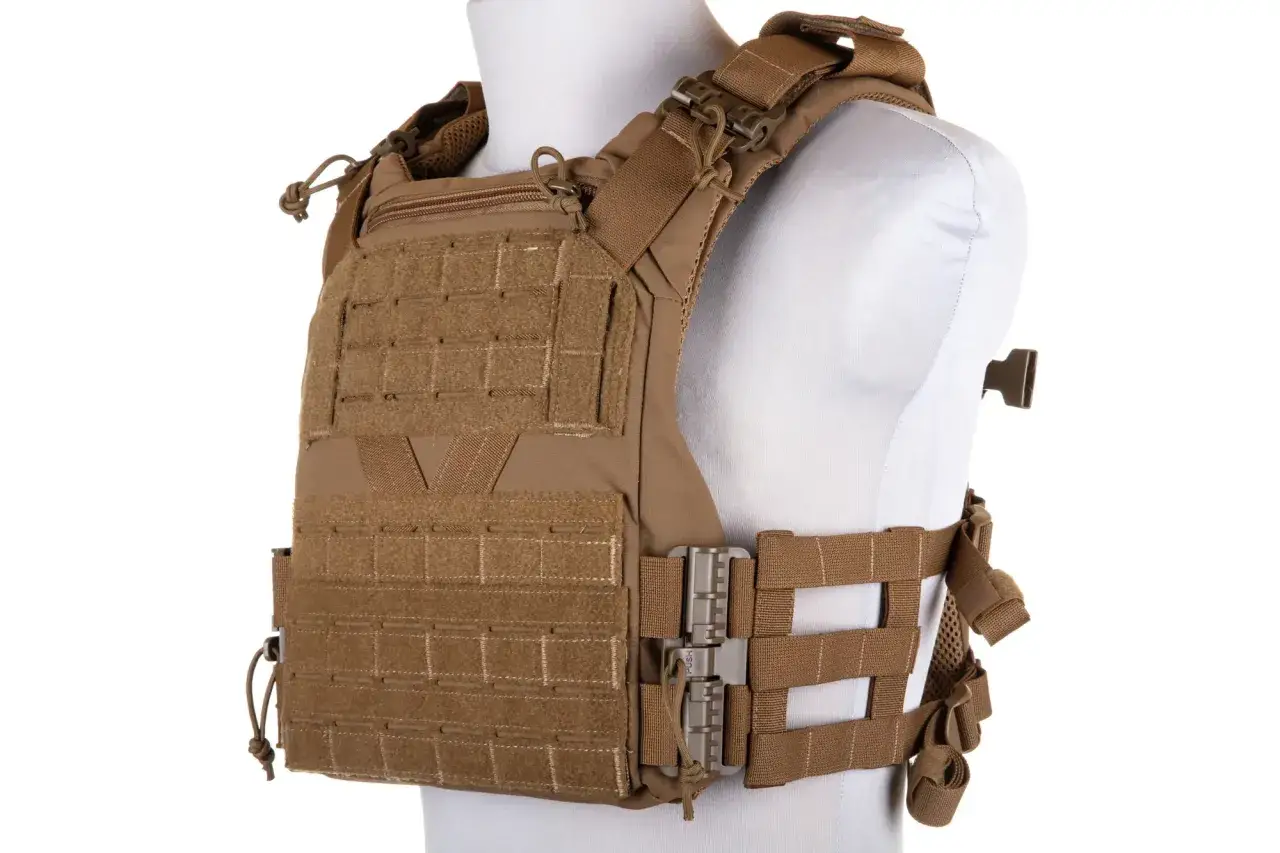 Chaleco t&aacute;ctico en color coyote, con sistema MOLLE y hebillas de liberaci&oacute;n r&aacute;pida.