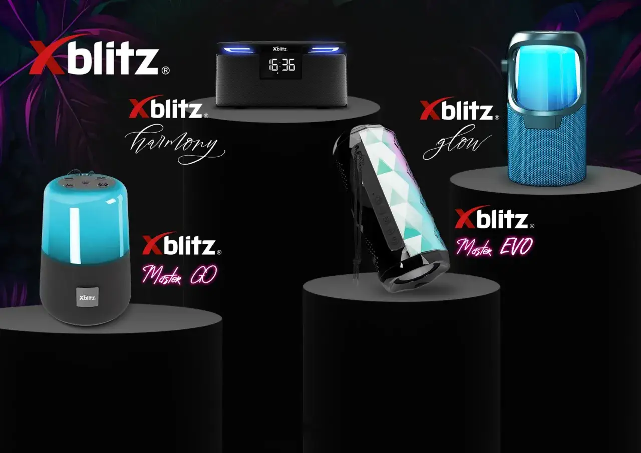 Kilka głośników Xblitz różnych modeli, w tym Master GO, Glow i Master EVO, na czarnych podium.
