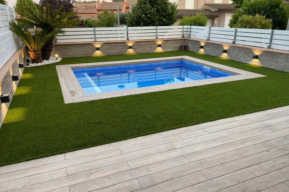 Bordes de piscinas modernas con césped artificial y iluminación. Un oasis de tranquilidad con diseño contemporáneo.