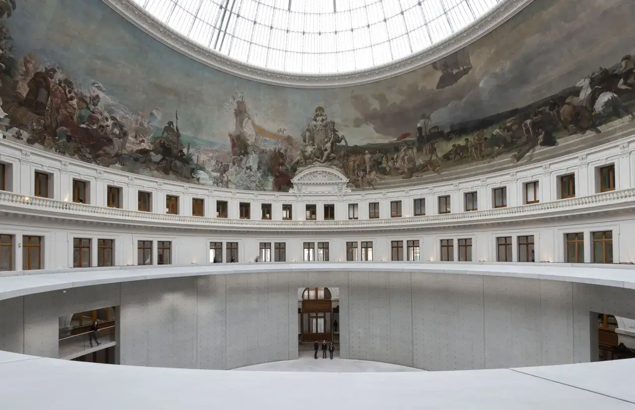 Wnętrze Bourse de Commerce, gdzie Fran&ccedil;ois Pinault stworzył przestrzeń dla swojej kolekcji sztuki. Monumentalny fresk na kopule i nowoczesna architektura.