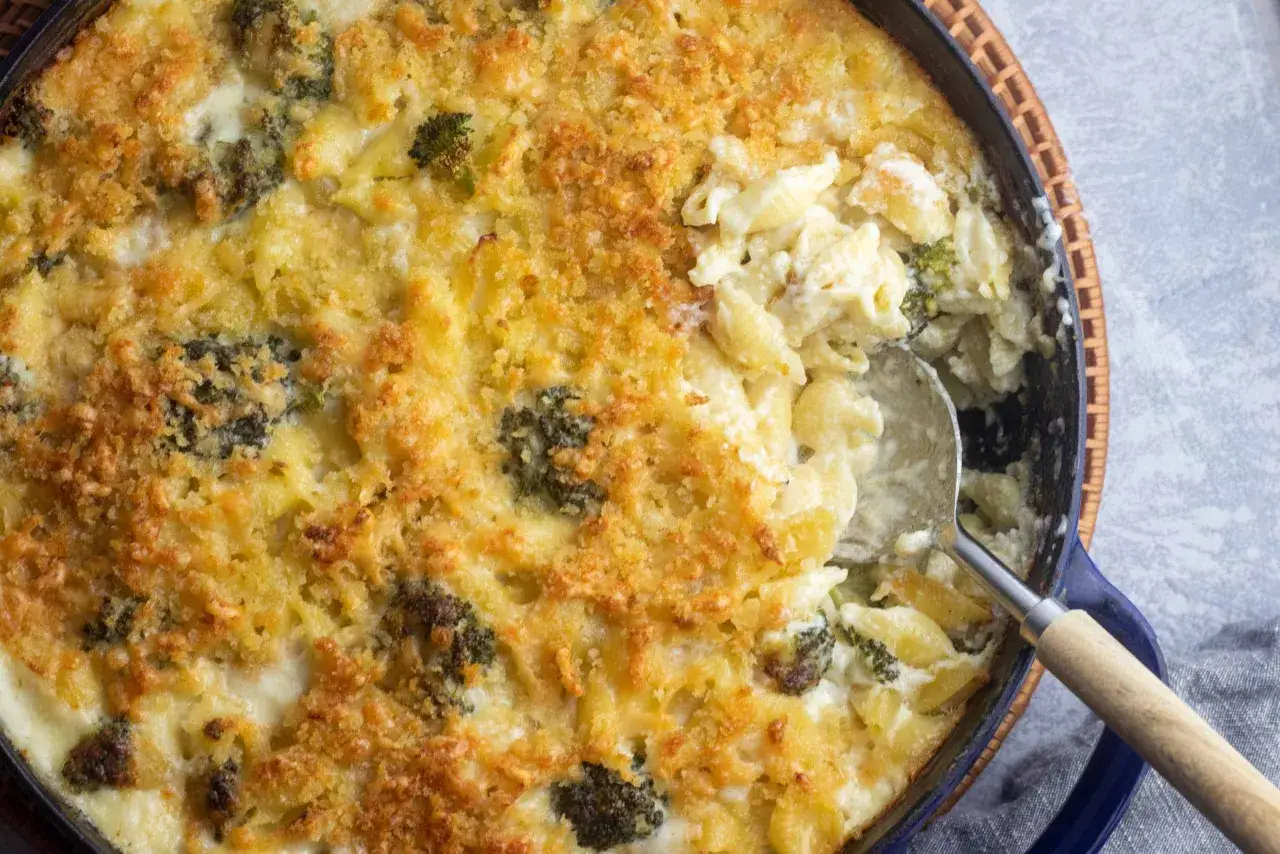 En krämig pasta al forno med broccoli och gyllene gratinerad yta. Perfekt för ett mysigt middagsrecept.