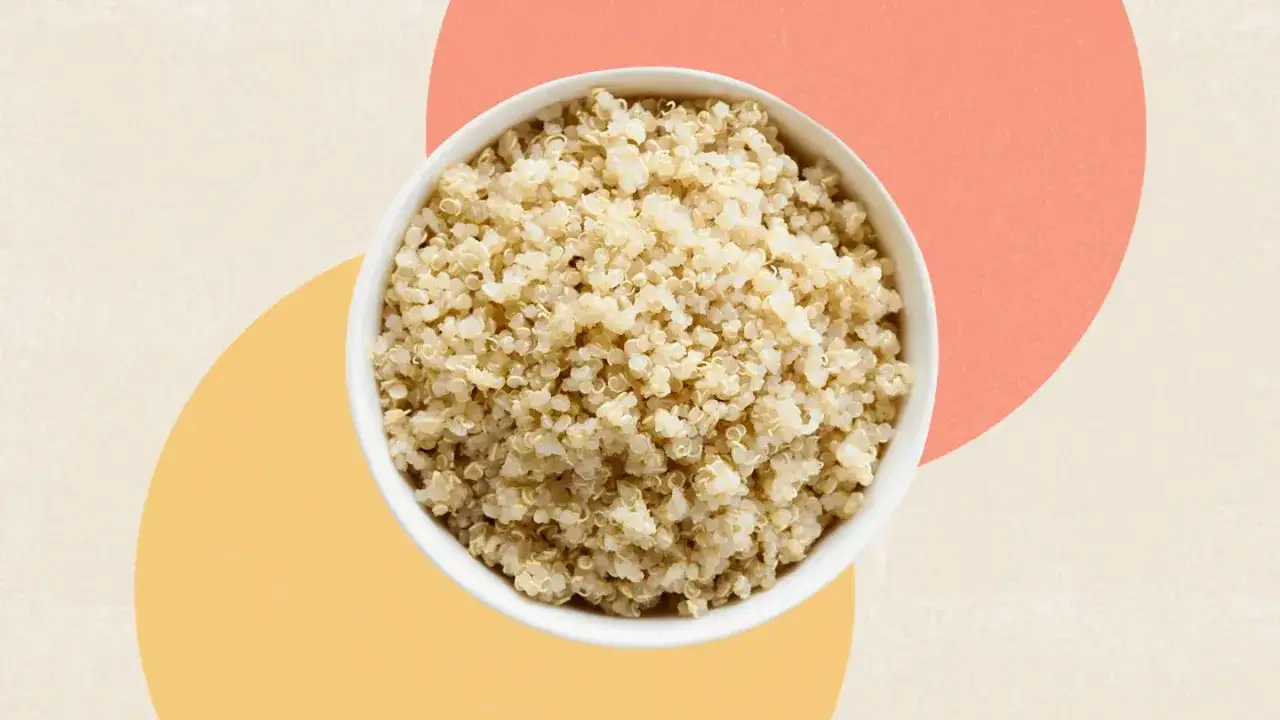 En skål med kokt quinoa, en näringsrik källa till kolhydrater.