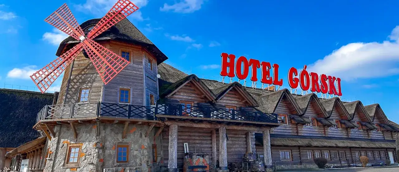 Drewniany hotel z wiatrakiem i napisem
