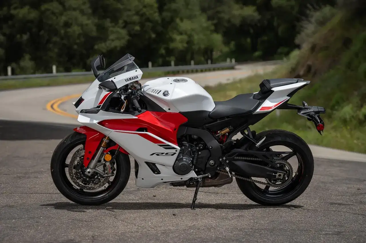 Yamaha R9: detalles de su ficha técnica en esta deportiva blanca y roja, lista para la carretera.