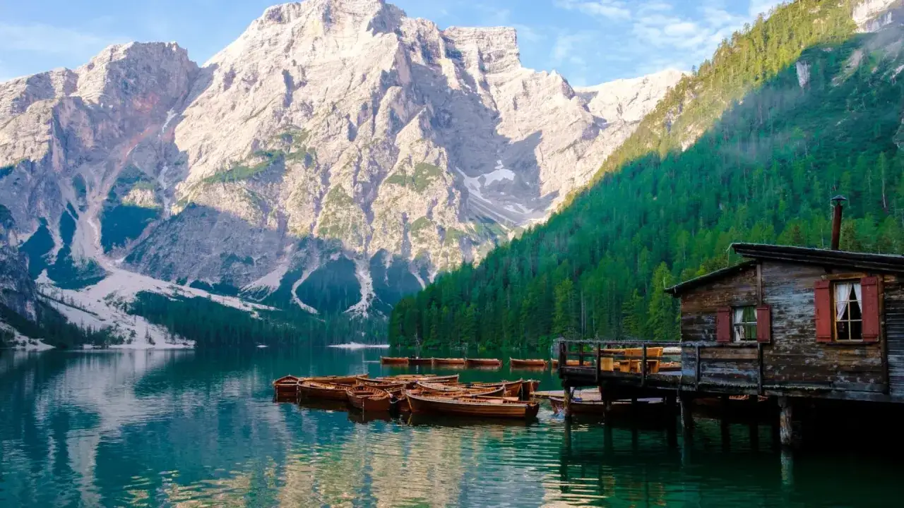 Boote am See vor majestätischen Alpen. Perfekt für eine Wanderung in den Alpen.