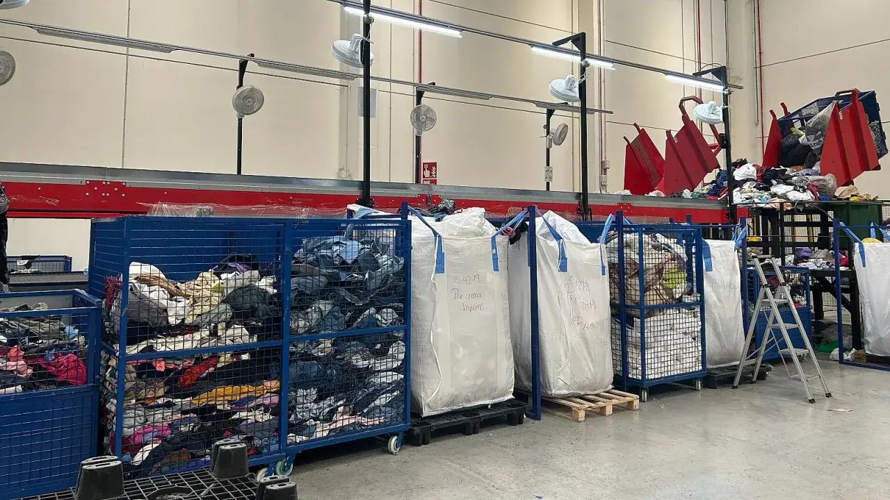 Bolsas y contenedores de ropa para reciclaje, un paso clave en el slow fashion Espa&ntilde;a.