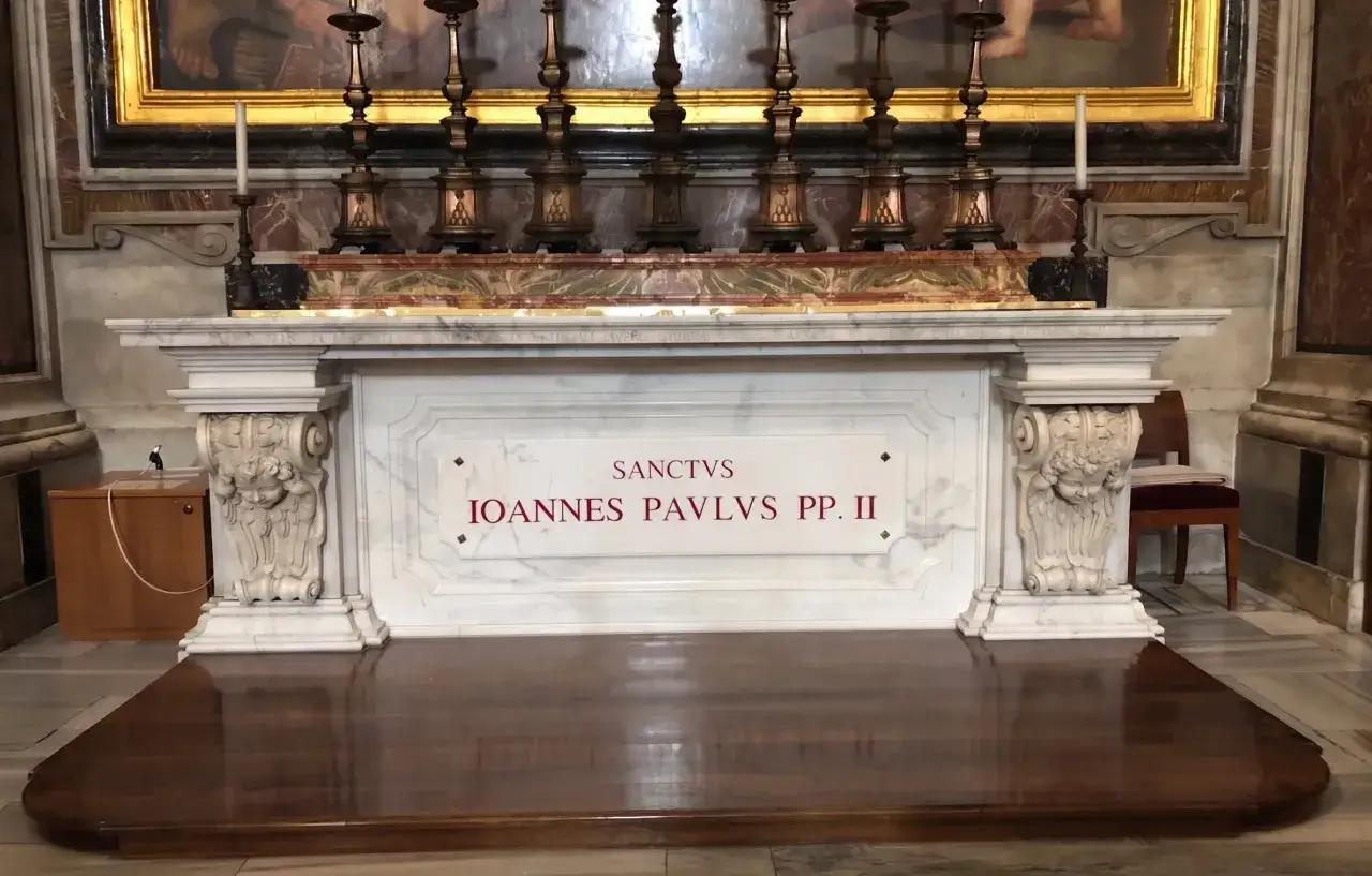 Ołtarz z napisem