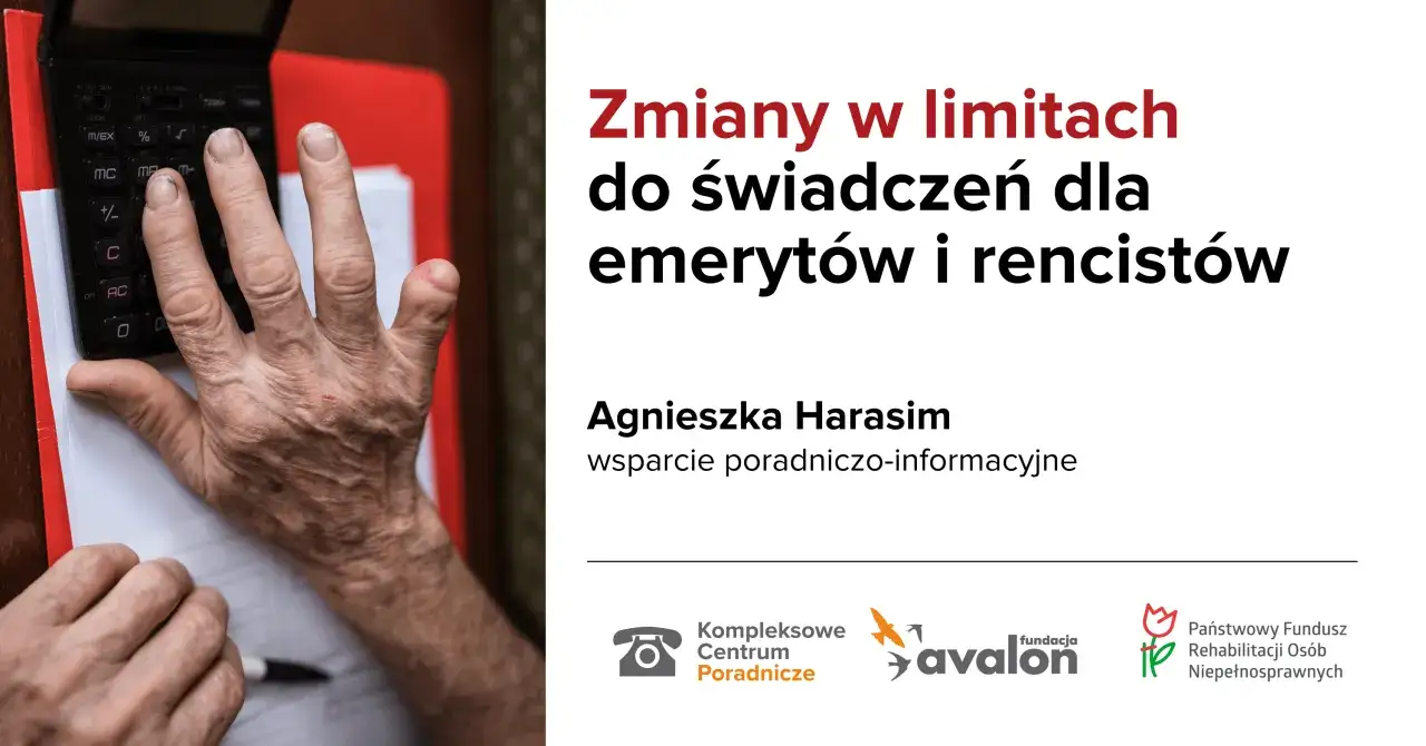 Dłoń starszej osoby nad kalkulatorem, tekst