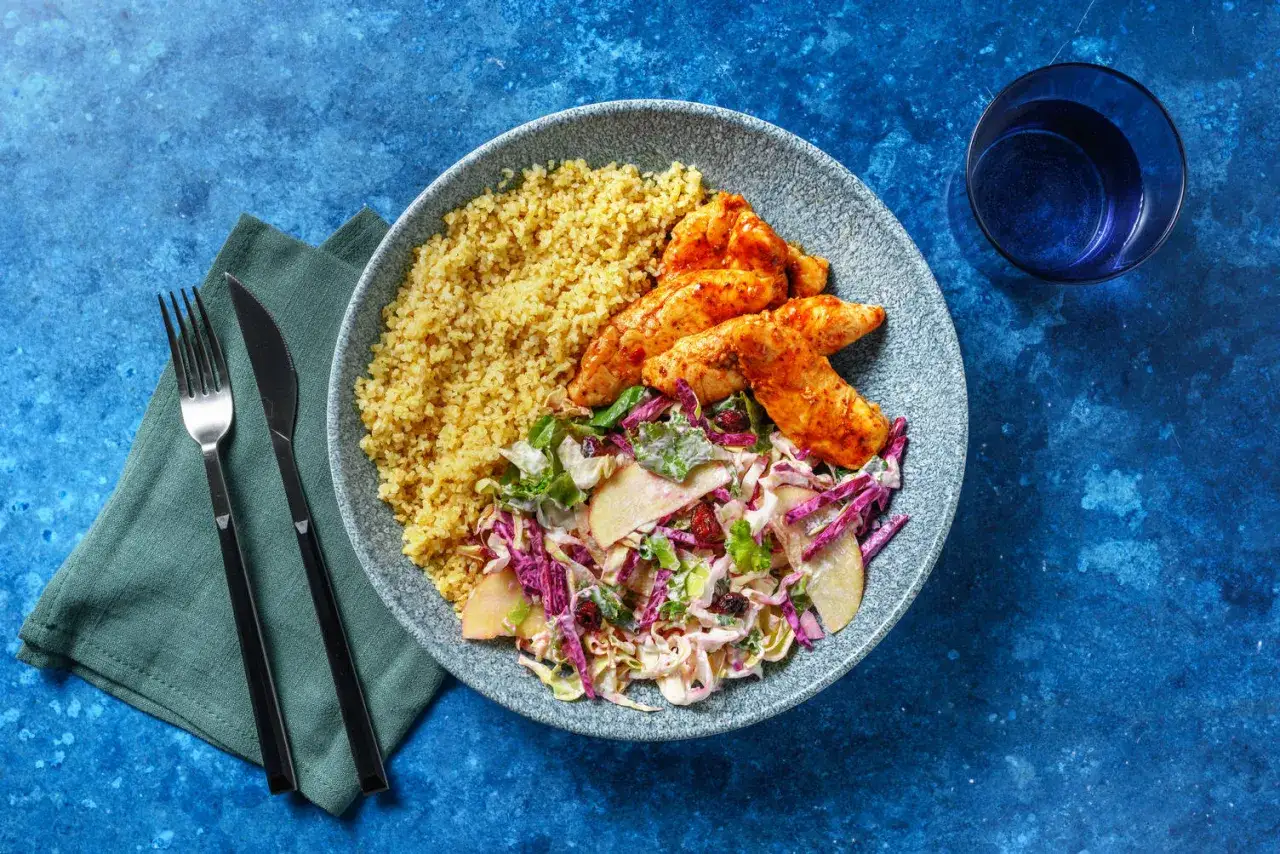 En tallrik med kycklinginnerfilé recept, bulgur och en fräsch sallad med rödkål och äpple.