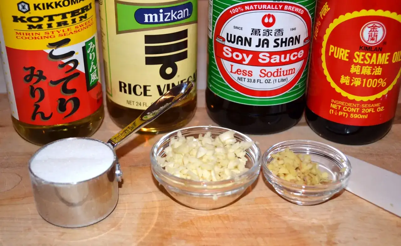 Ingredienser f&ouml;r teriyakis&aring;s: mirin, risvin&auml;ger, sojas&aring;s, sesamolja, socker, vitl&ouml;k och ingef&auml;ra.