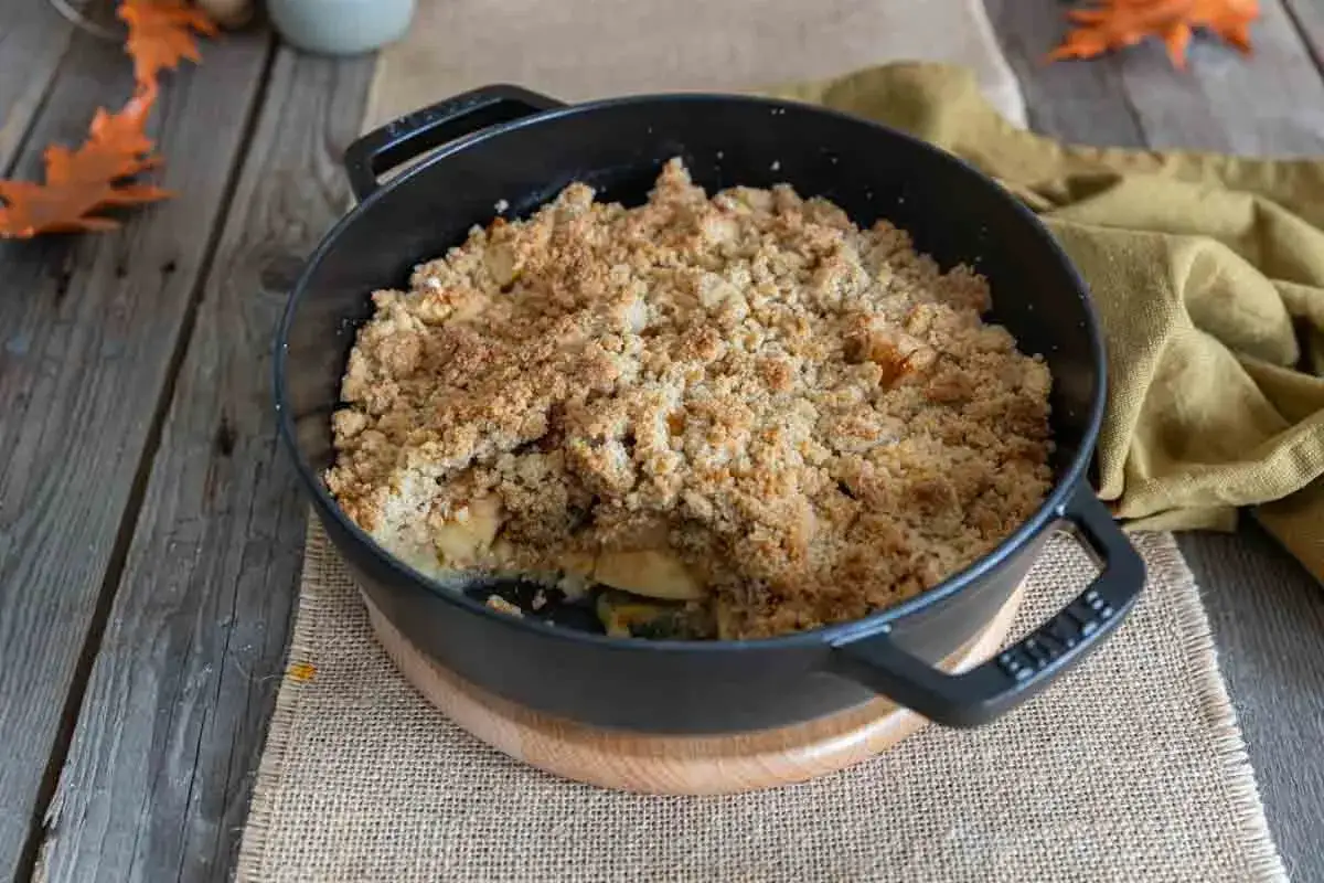 Un délicieux crumble pomme tout juste sorti du four, avec sa croûte dorée et croustillante. Parfait pour un goûter d'automne.