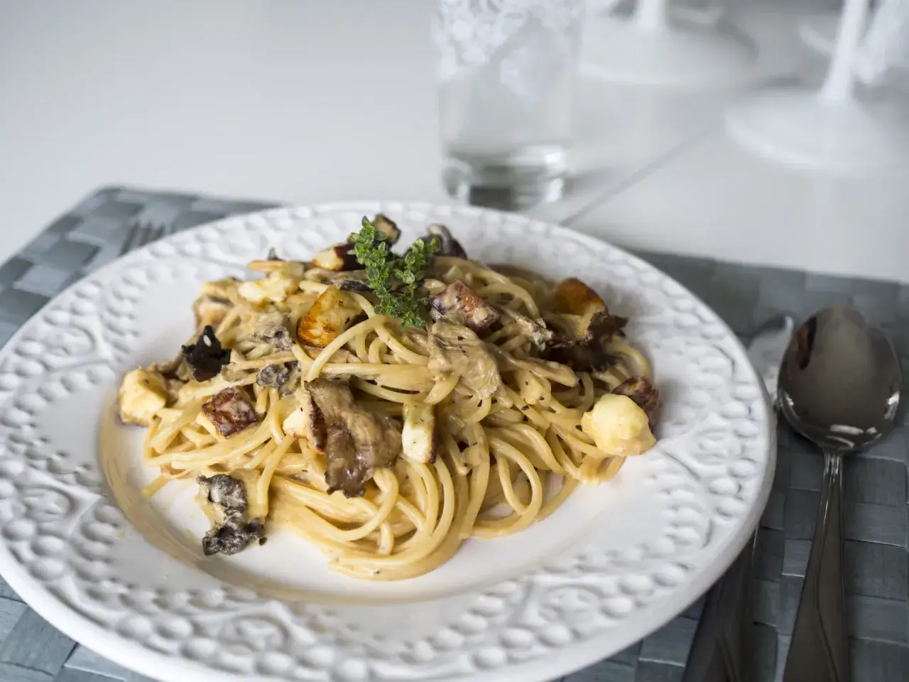 En krämig tallrik med pasta med kantareller, toppad med färska örter. En härlig höstmiddag.