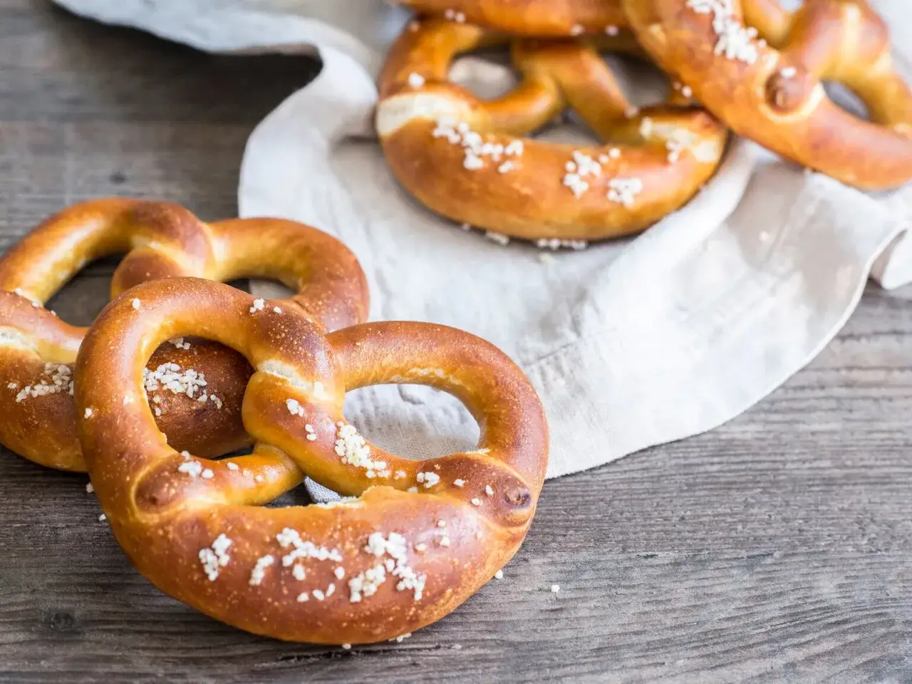 Frisch gebackene Brezeln mit grobem Salz, bereit zum Genuss. Perfekt zum Aufbacken f&uuml;r einen Snack.