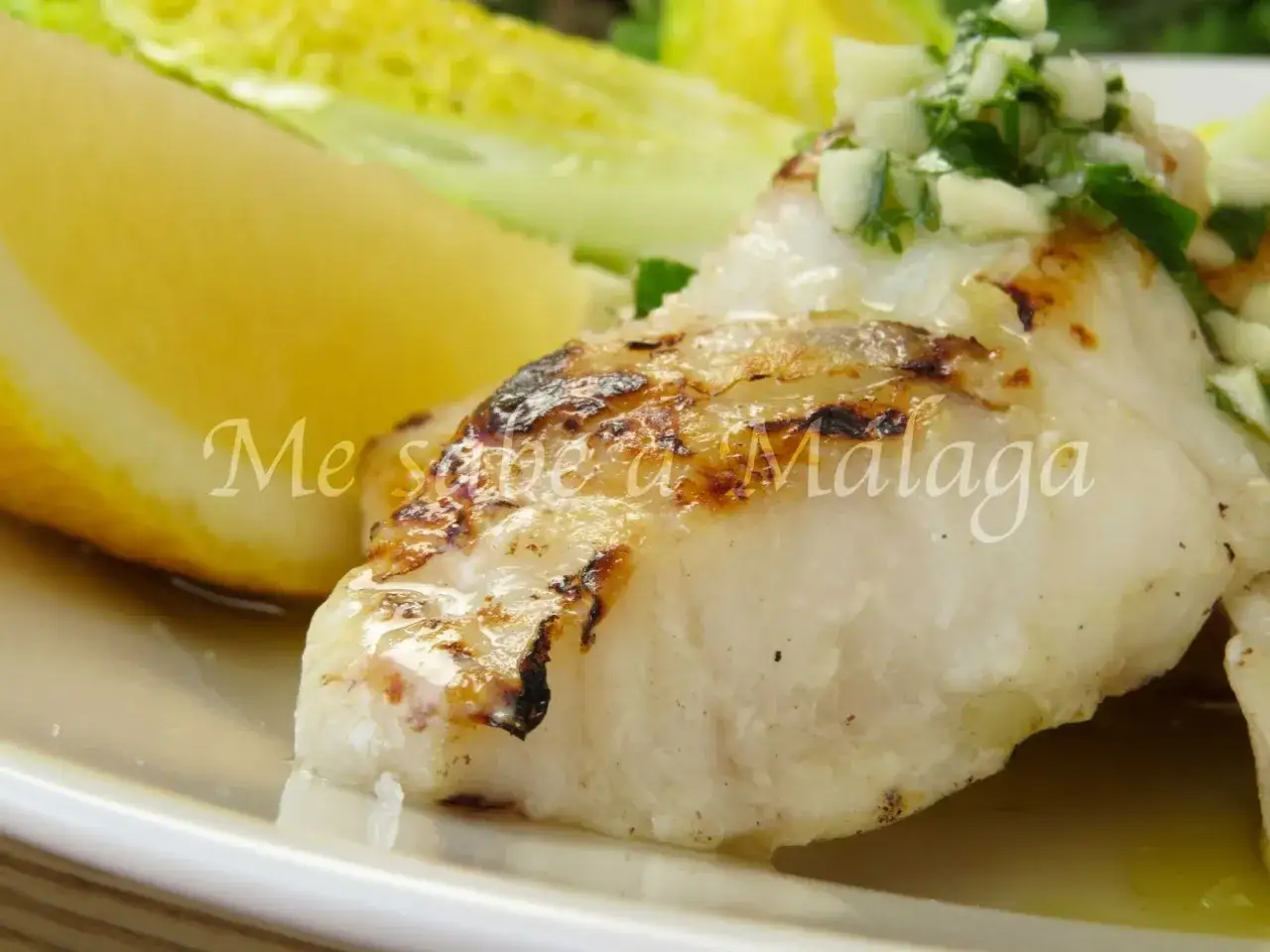 Un filete de pescado rosado a la parrilla con patatas y ensalada. &iexcl;Sabe a M&aacute;laga!