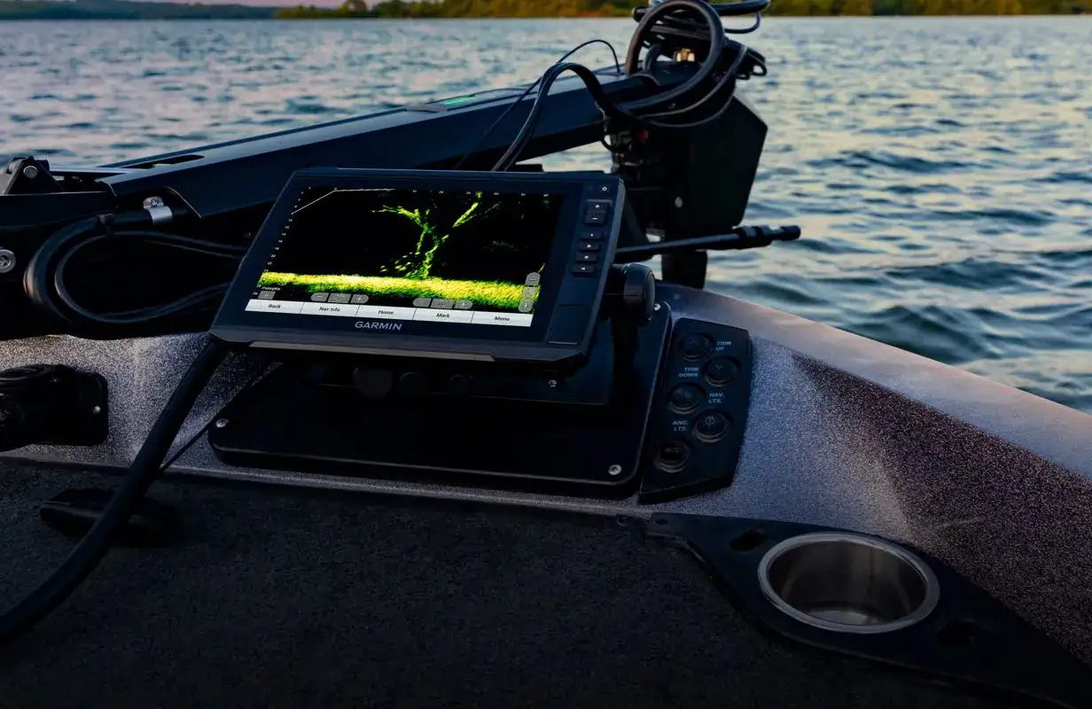 Ein Fischfinder zeigt auf dem Bildschirm, wie funktioniert ein Echolot: Schallwellen werden gesendet und reflektiert, um Unterwasserstrukturen und Fische zu erkennen.