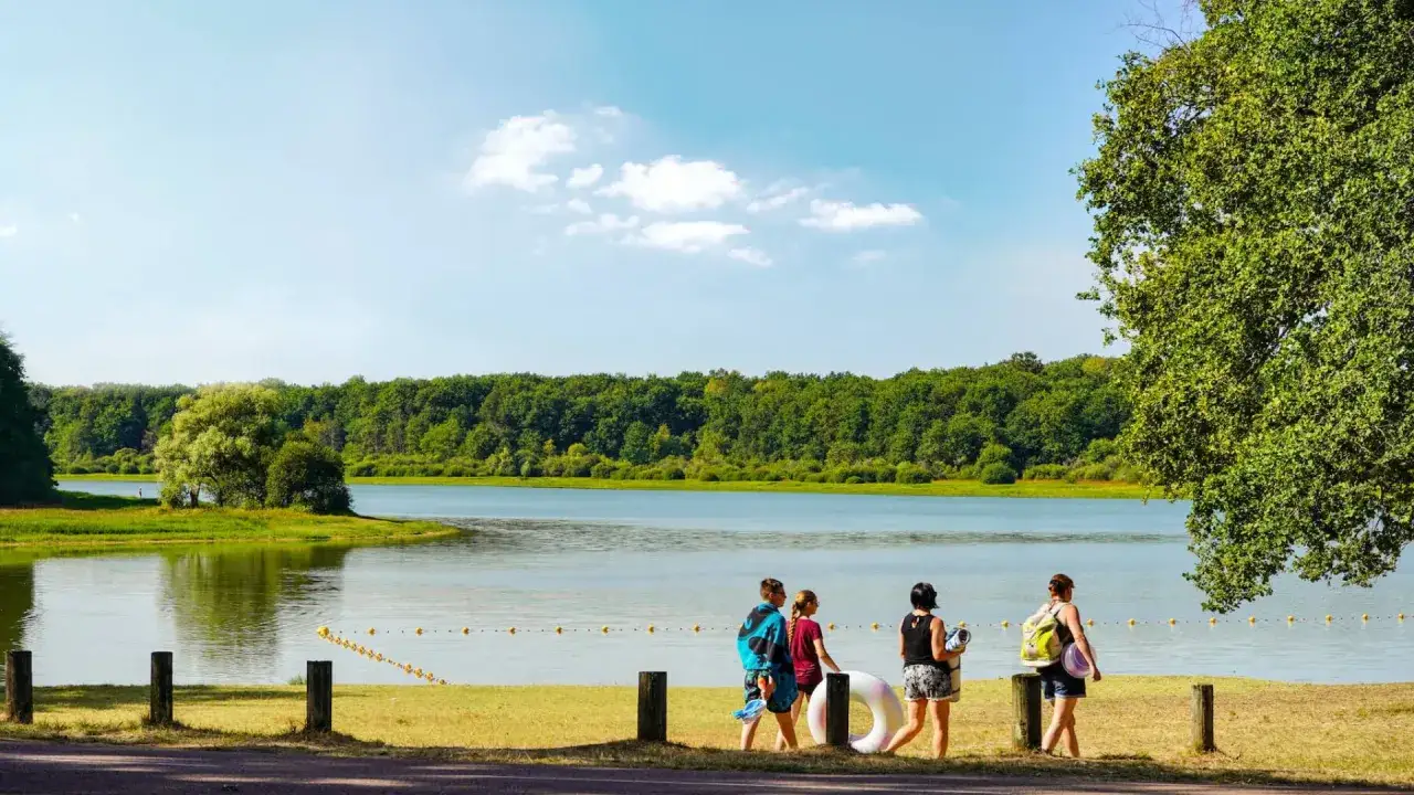 Famille profitant d'une journée ensoleillée au bord du lac, près du Bois de Boulogne.