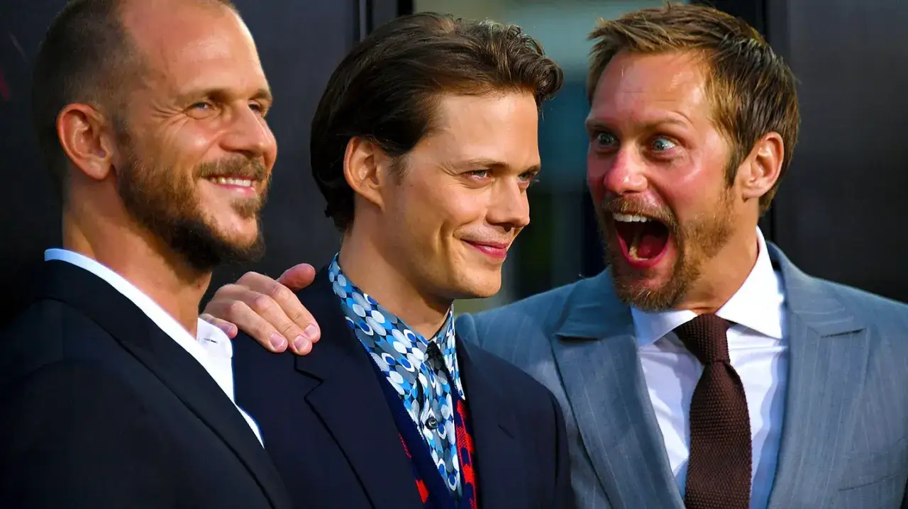 Trzech mężczyzn, w tym Alexander Skarsgård, Bill Skarsgård i Gustaf Skarsgård, śmieją się i pozują do zdjęć.