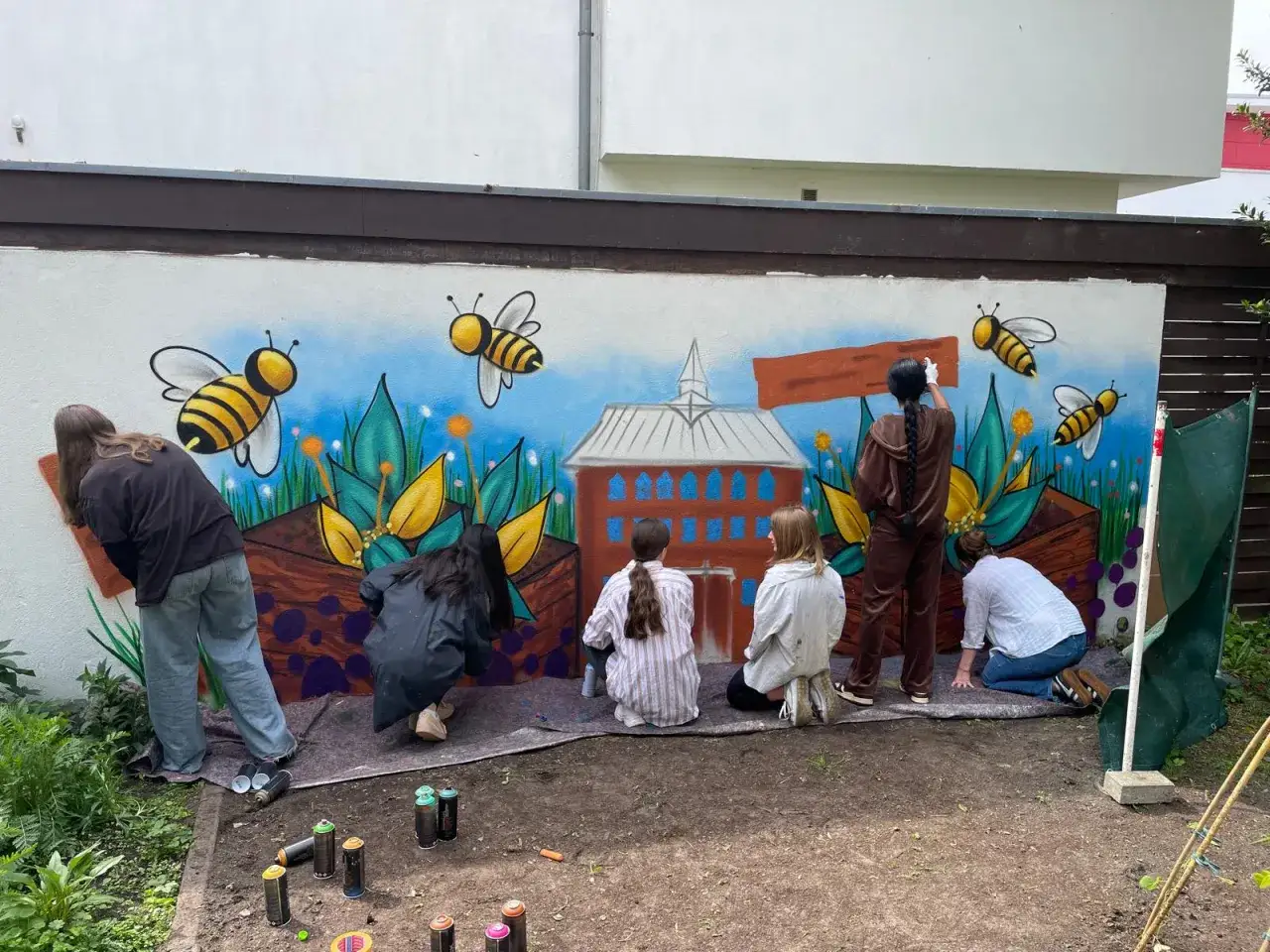 gemeinschaftliches mural oder graffiti projekt mit vielen beteiligten