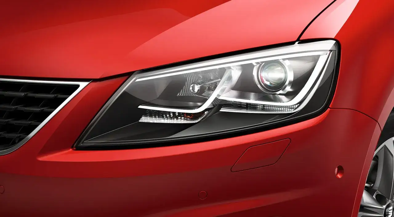 Reflektor LED w czerwonym aucie. System AFS (Adaptive Frontlight System) poprawia widoczność w zakrętach.