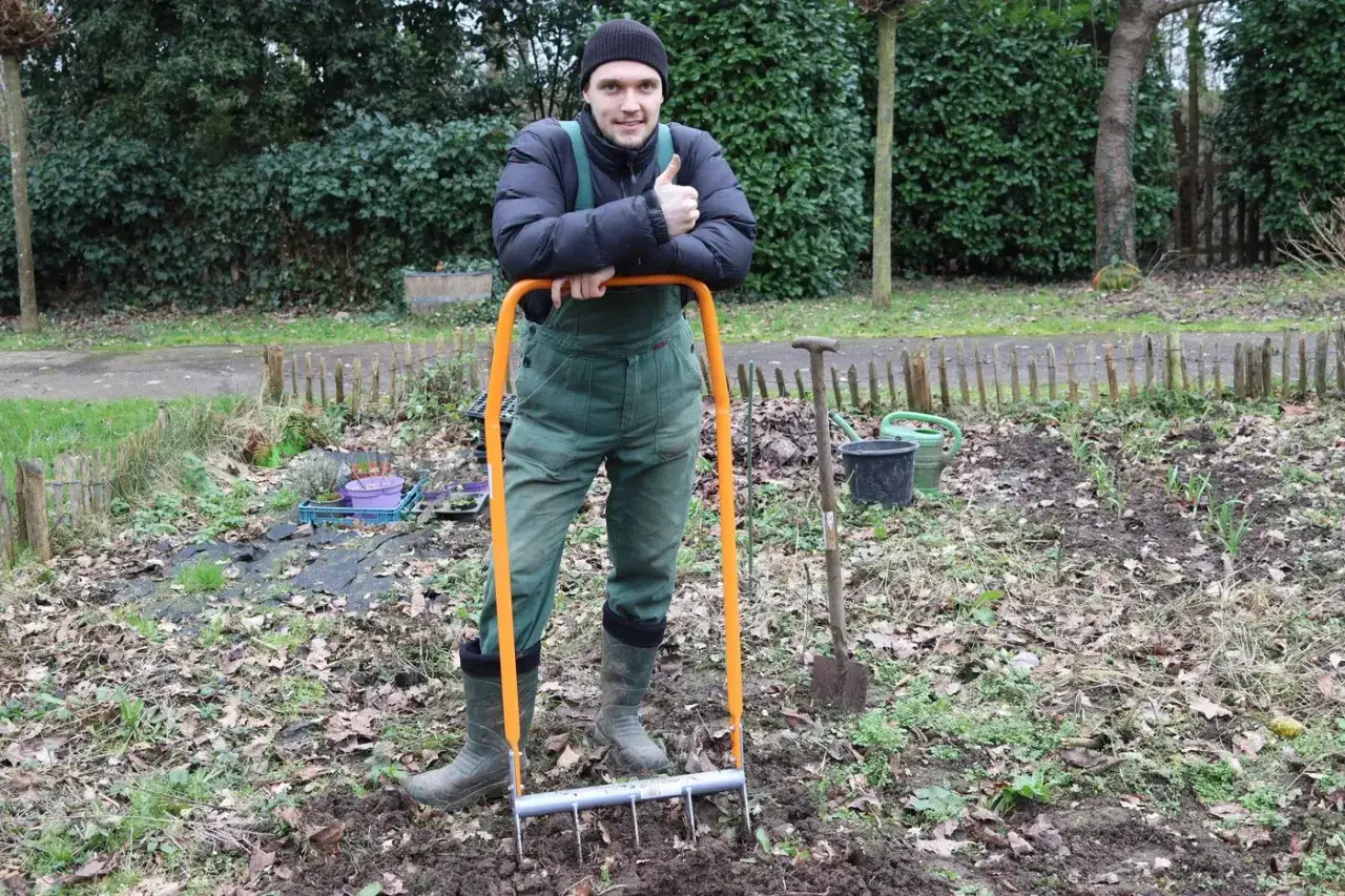 G&auml;rtner mit Harke, Daumen hoch. Gute hecht 7100 erfahrungen im Garten.