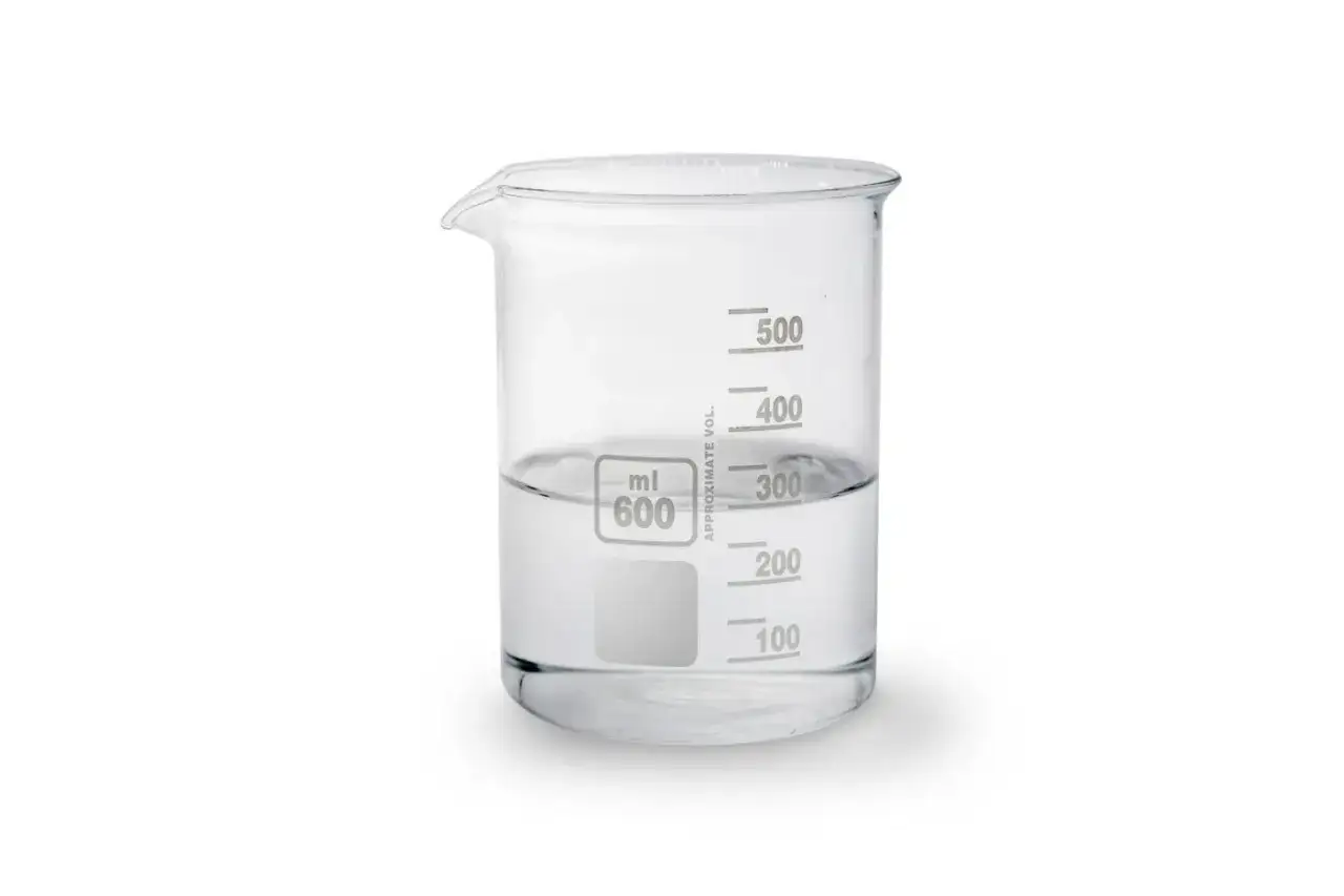 Szklany zlewka z płynem, prawdopodobnie butylene glycol, oznaczona do 600 ml.