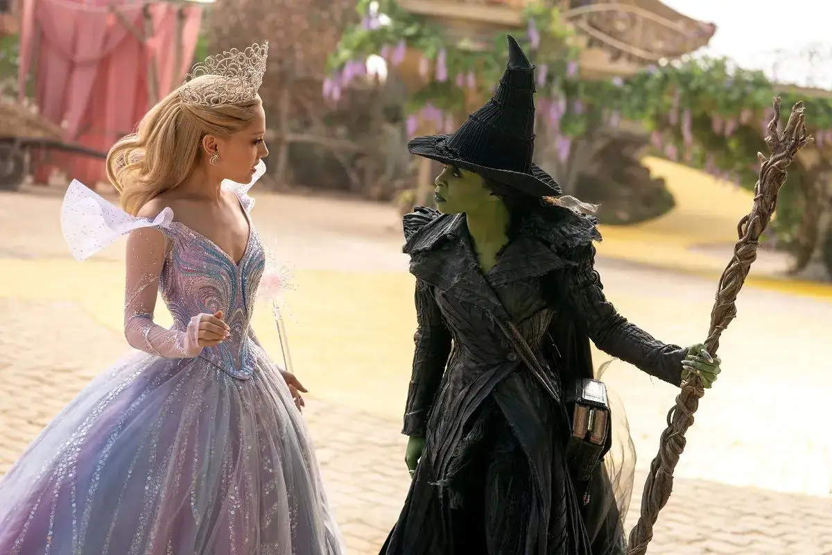 Glinda i Zła Czarownica z Zachodu w filmach. Ariana Grande mogłaby zagrać Glindę.