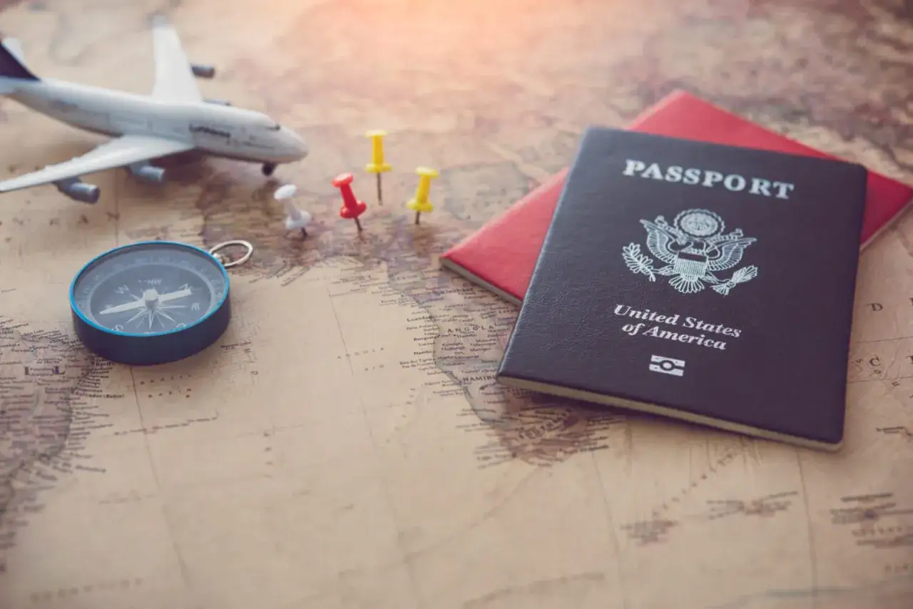 Planujesz podróż do USA? Paszport, mapa, samolot i kompas to Twoi towarzysze. Pamiętaj o ubezpieczeniu do USA!