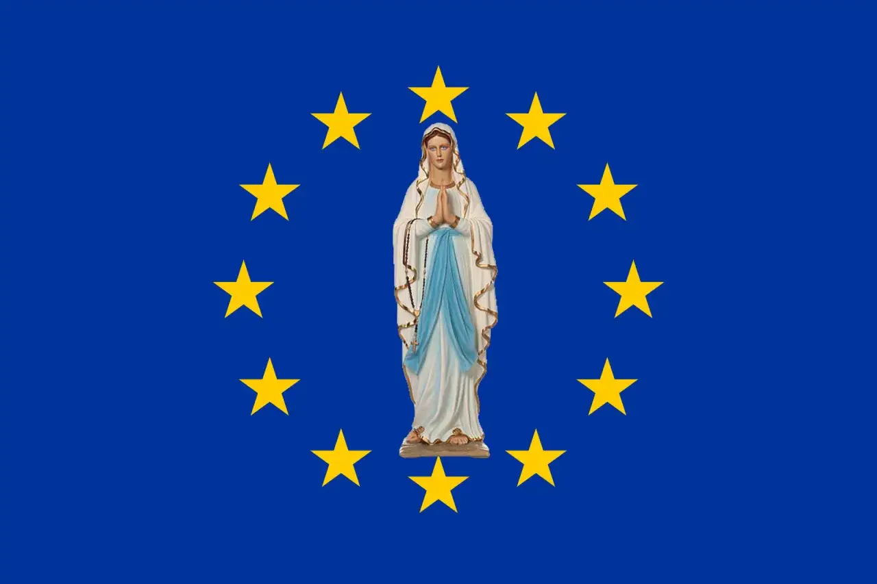 Figurka Matki Boskiej na tle flagi UE.