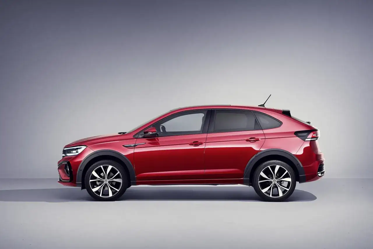 Czerwony Volkswagen Taigo, SUV coupe, prezentuje swoje dynamiczne linie. Poznaj jego vw taigo wymiary i możliwości.