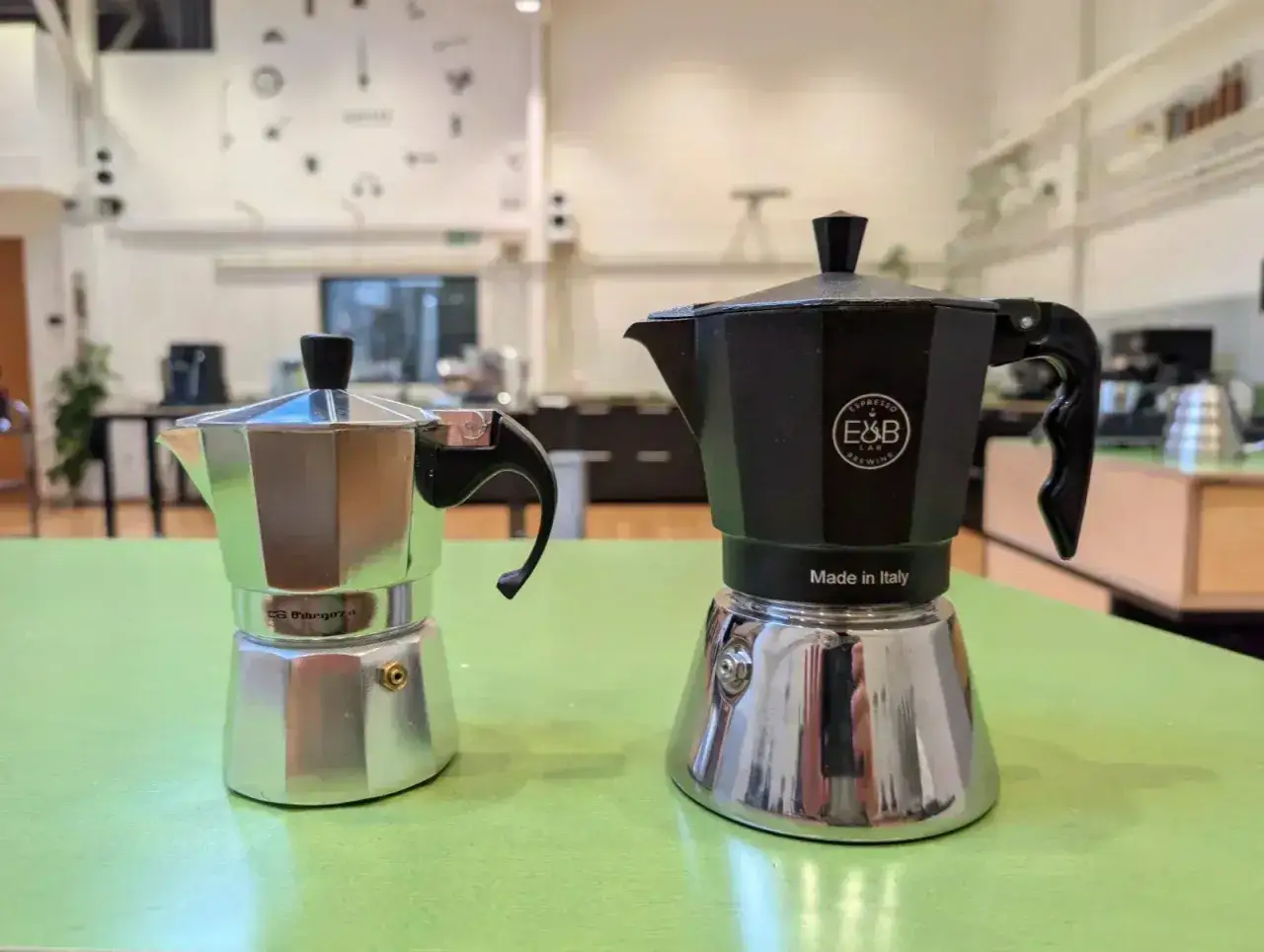 Due moka, una in alluminio e una nera, pronte per preparare un ottimo caffè. La domanda è: quanto caffè mettere nella moka?