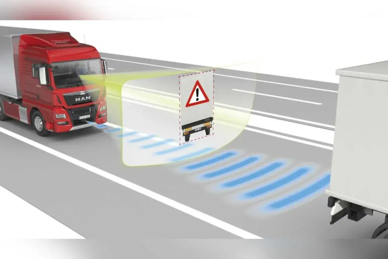 Ein roter LKW erkennt mittels Sensoren ein vorausfahrendes Fahrzeug mit Warnsymbol. Dies dient der allgemeinen Sicherheitsregelung im Stra&szlig;enverkehr.