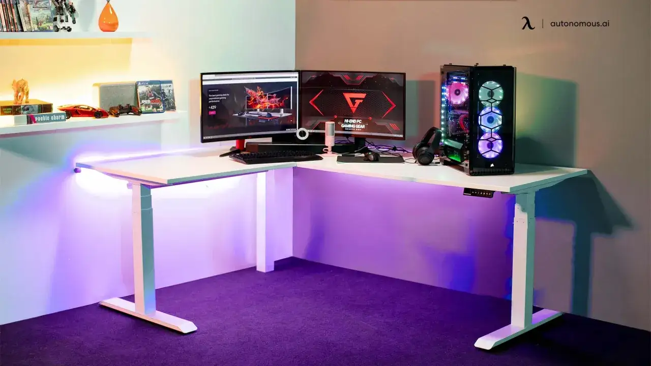 Bureau en L blanc avec deux écrans, un PC gamer lumineux, casque et micro. Idéal pour une configuration minimum PC streaming.