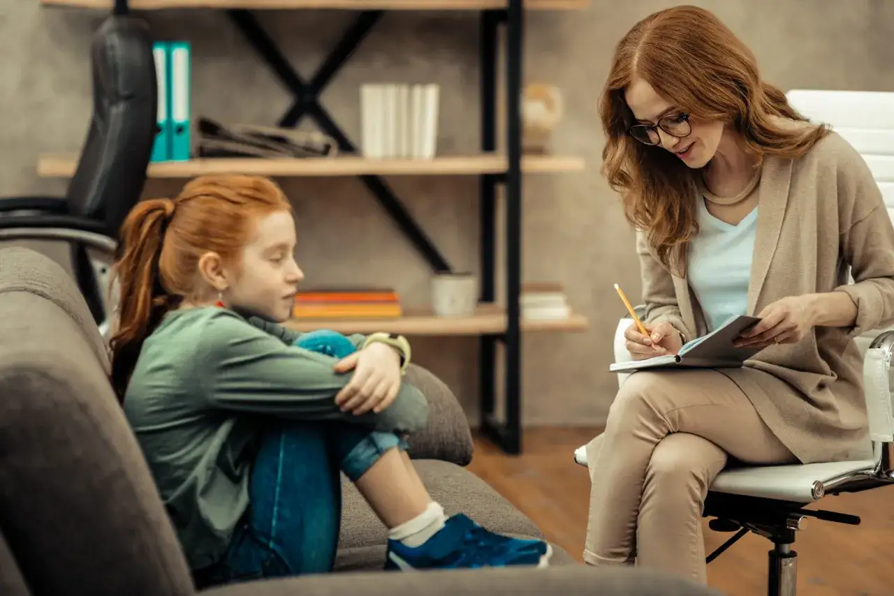 osoba rozmawiająca z psychologiem, wsparcie, diagnoza ADHD
