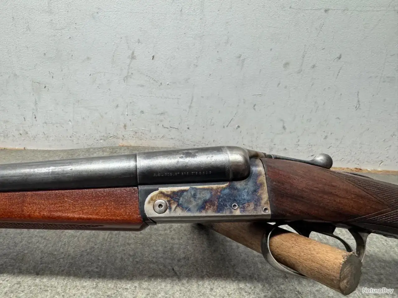 Fusil juxtapos&eacute;, bois patin&eacute;, m&eacute;tal bleui. Un mod&egrave;le robuste, 222 ann&eacute;e fabrication, t&eacute;moin d'une &eacute;poque.