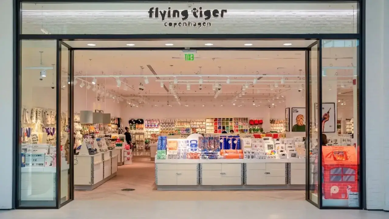 Entrada de la tienda Flying Tiger Copenhagen, llena de coloridos artículos de regalo y decoración.