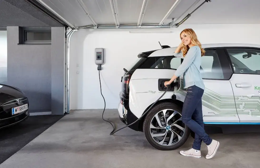 ładowanie samochodu elektrycznego w domu