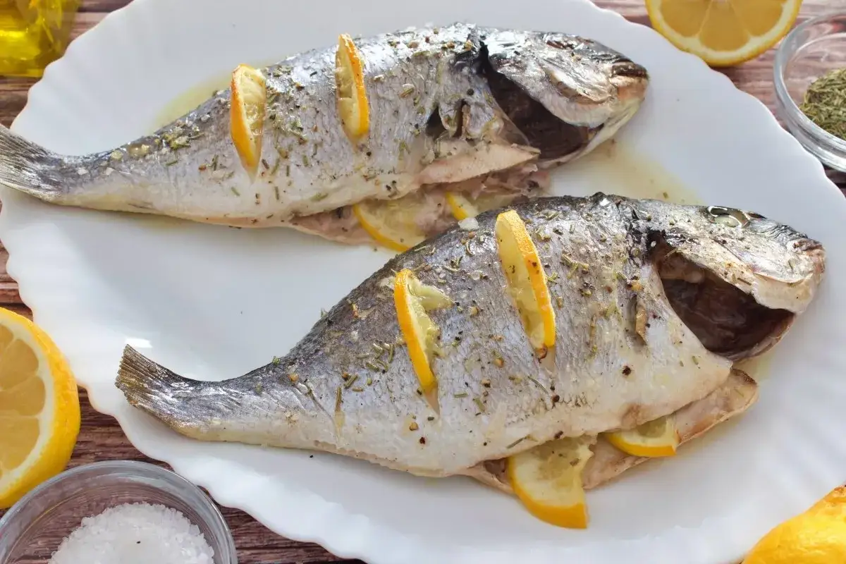 Dos doradas al horno, jugosas y perfumadas con lim&oacute;n y hierbas, listas para disfrutar.