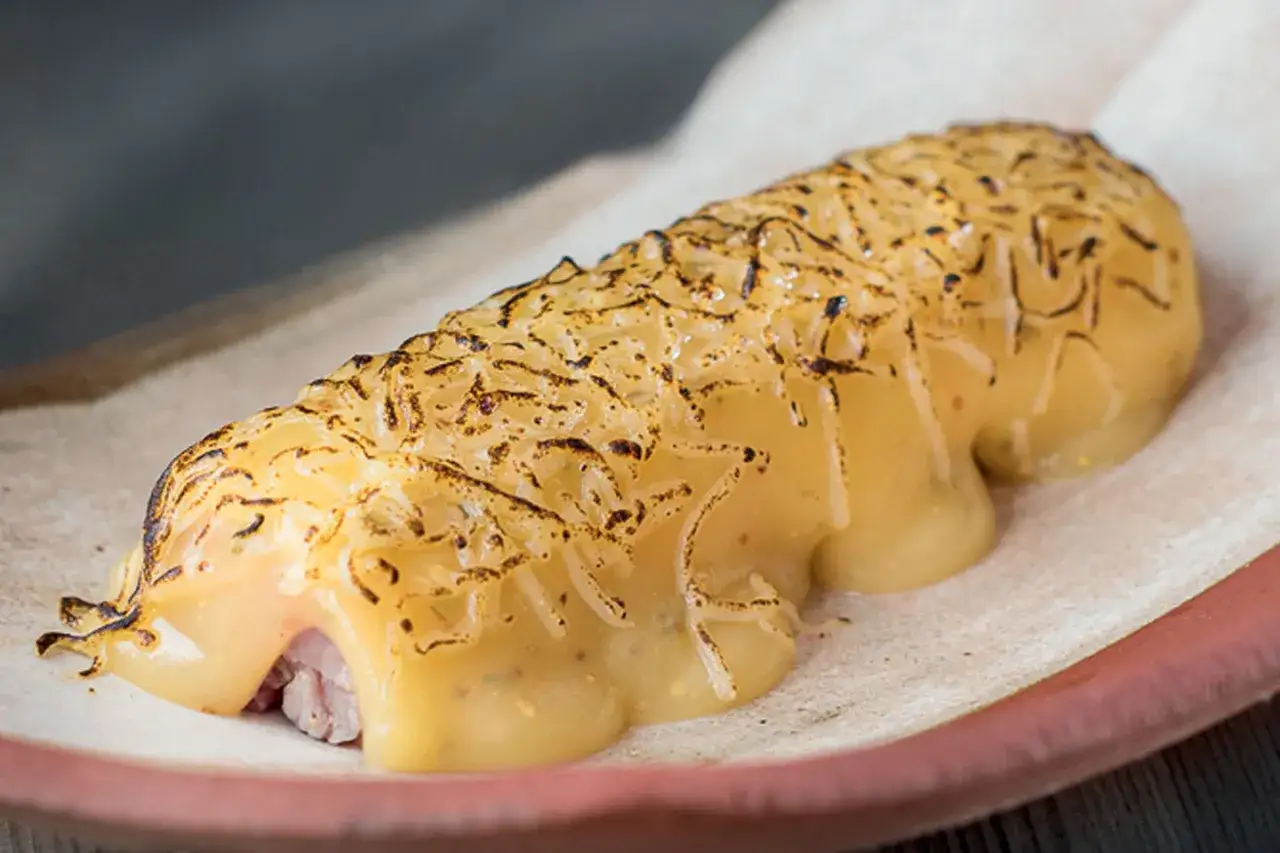 Un cannelloni gratin&eacute;, garni de viande et napp&eacute; d'une sauce au fromage dor&eacute;e, pr&ecirc;t &agrave; &ecirc;tre d&eacute;gust&eacute;. Une recette cannelloni qui promet un d&eacute;lice.