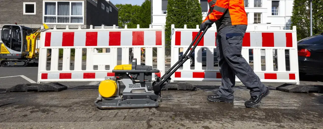 Zdjęcie Jak wybrać najlepszą zagęszczarkę na podjazd? Porównanie modeli i praktyczne porady