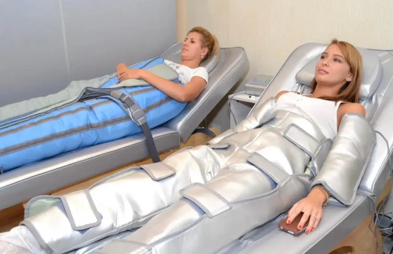 Due donne ricevono la pressoterapia, un trattamento che aiuta a dimagrire e a migliorare la circolazione.