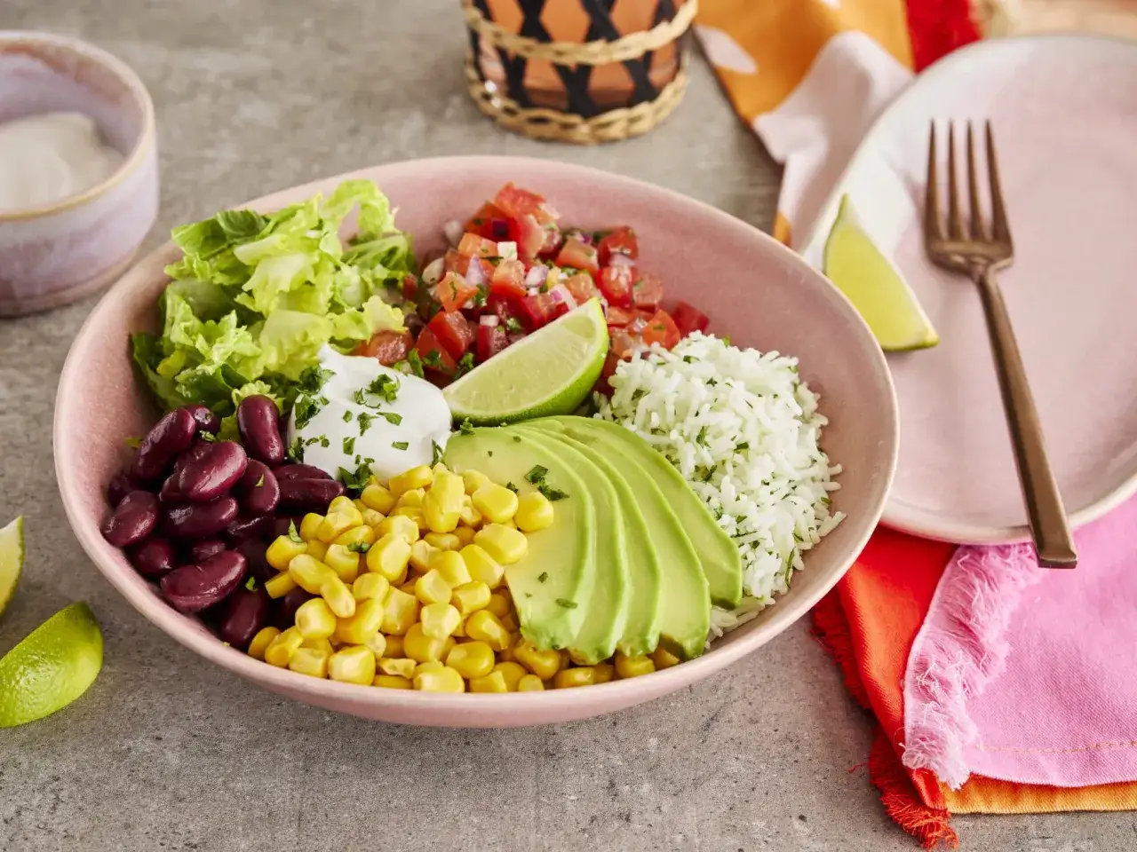 Bunter Kidneybohnen Salat mit Reis, Mais, Avocado, Salsa und Sauerrahm. Ein k&ouml;stliches Gericht, das Lust auf mehr macht.