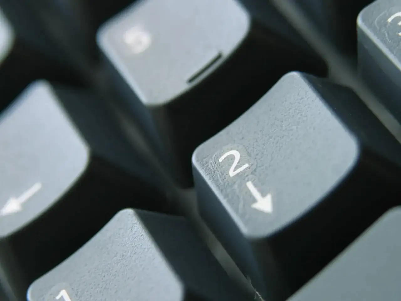 Nahaufnahme einer Tastatur. Die Zifferntasten, wie die 