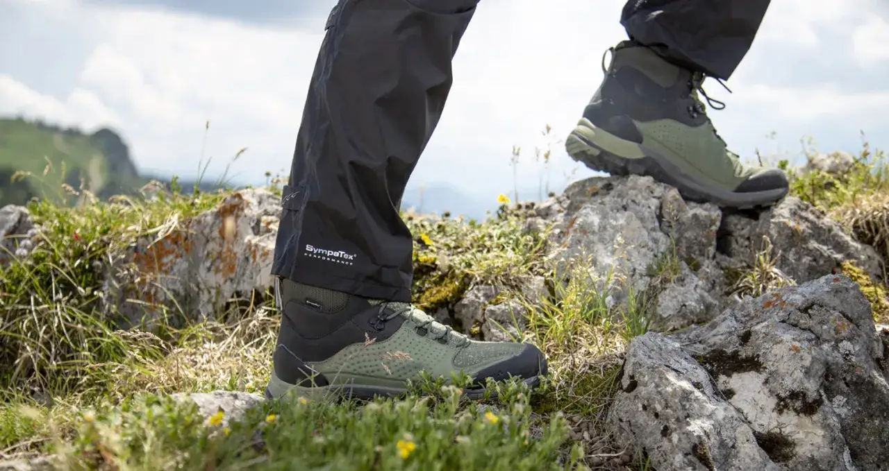 Wanderer mit robusten Schuhen, die mit Sympatex Membran ausgestattet sind, steigen über felsiges Gelände.