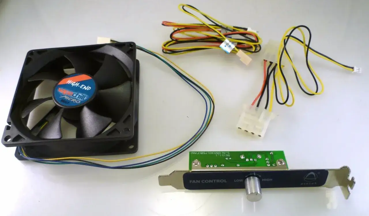 Ventilador High-End Micro, controlador de ventilador Asetek y cables. Si SpeedFan no detecta ventiladores, revisa estas conexiones.