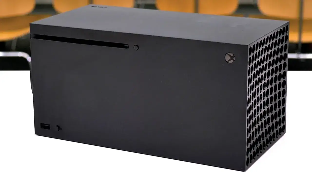 Czarna konsola Xbox Series X z charakterystyczną kratką wentylacyjną. Porównanie Xbox Series S vs Xbox Series X.