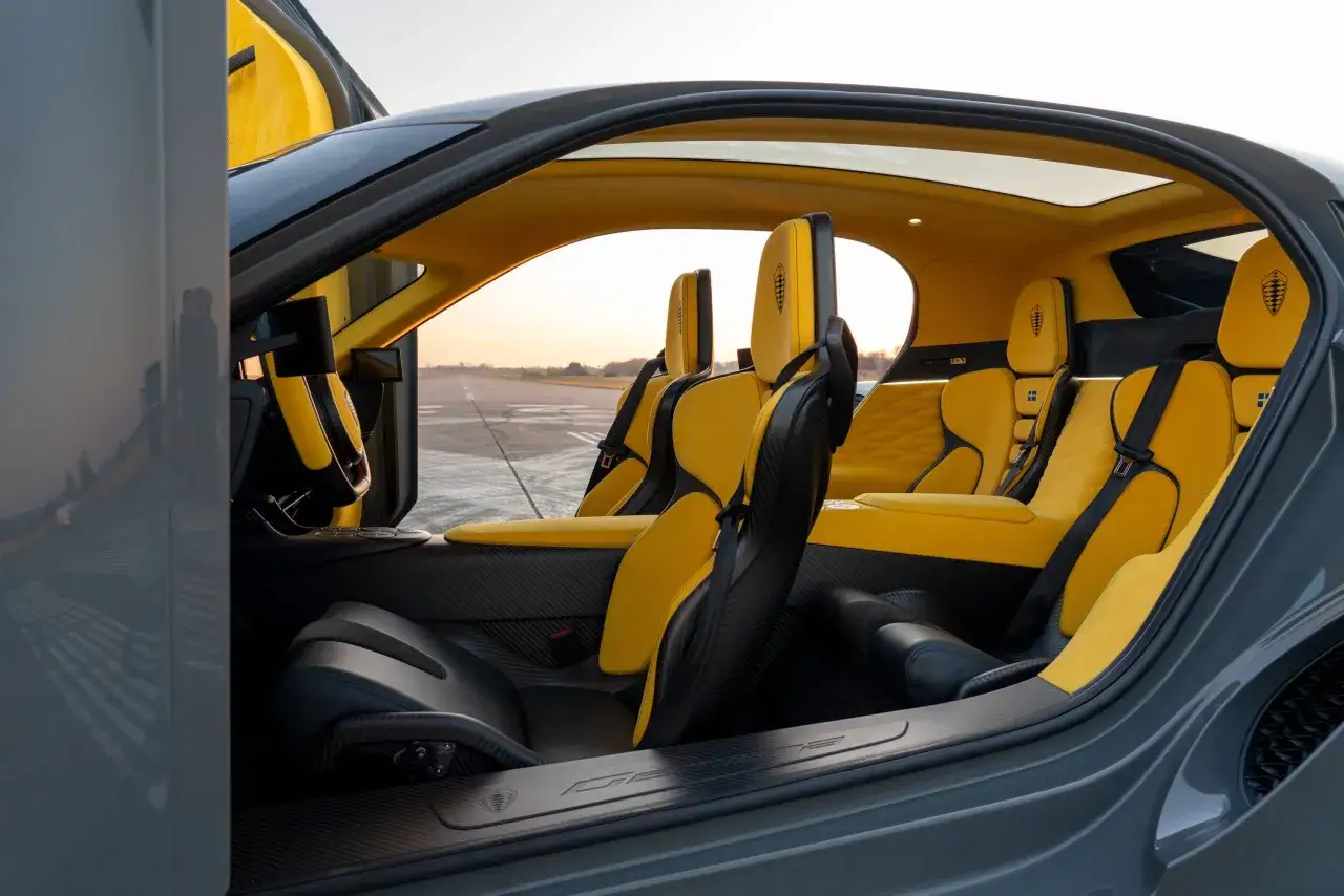 Wnętrze Koenigsegg Gemera w żółto-czarnej tapicerce. Luksus i moc, cena tego cacka jest astronomiczna.