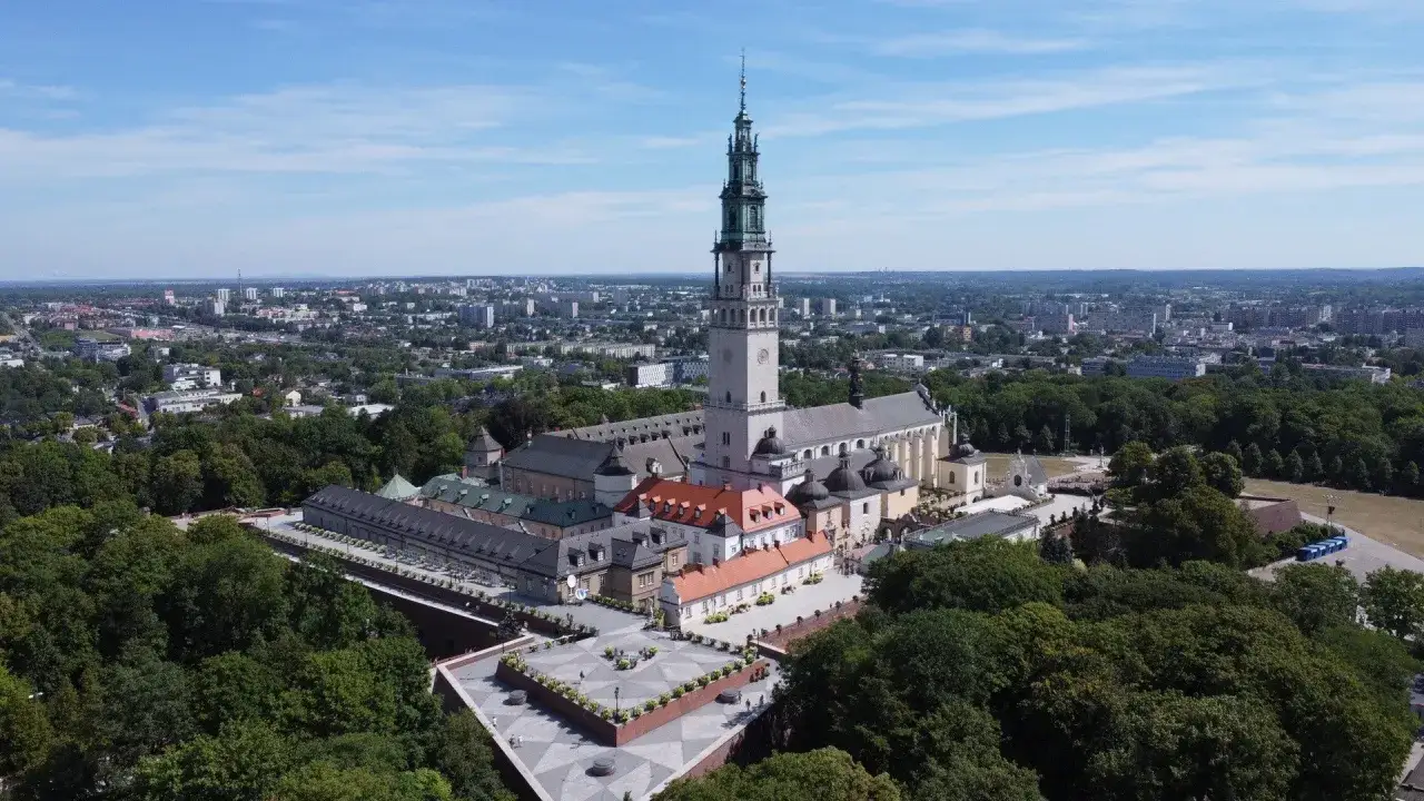 Jasna Góra: imponujący klasztor z wieżą górujący nad miastem, otoczony zielenią. Wspaniałe atrakcje dla zwiedzających.