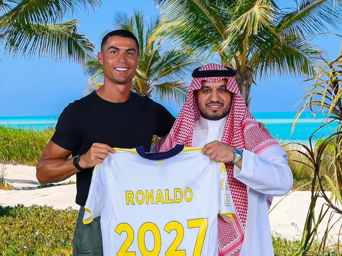 Cristiano Ronaldo z koszulką Al-Nassr, rok 2027. Jego zarobki w Arabii Saudyjskiej robią wrażenie.