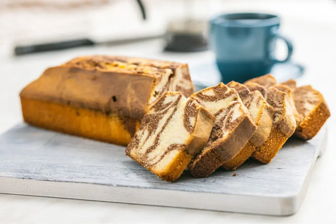 Pyszna babka orzechowa siostry Anastazji, pokrojona w plastry, z kawą w tle.
